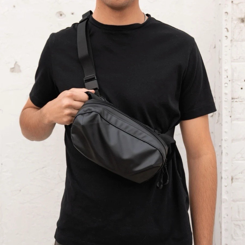 Wandrd D1 Fanny Pack Sleek Water Resistant Crossbody Bag Black